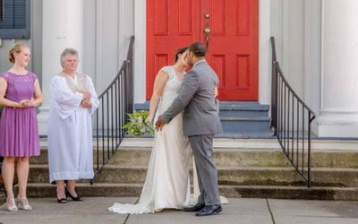 newly weds kissing 